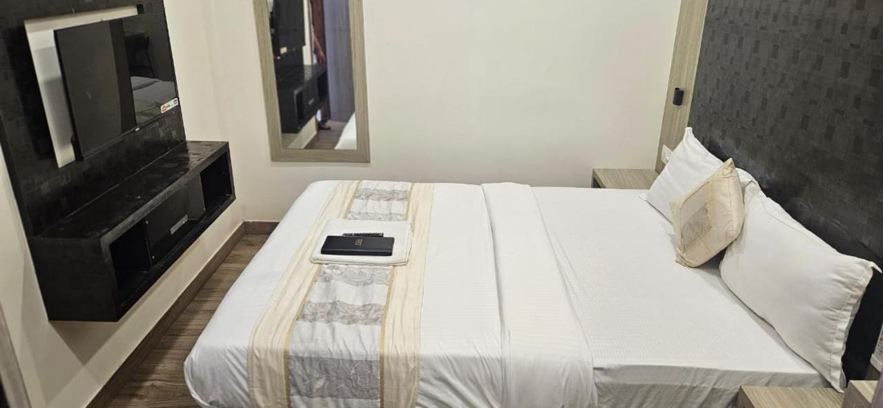 Hotel Arts International Mumbai Exterior photo